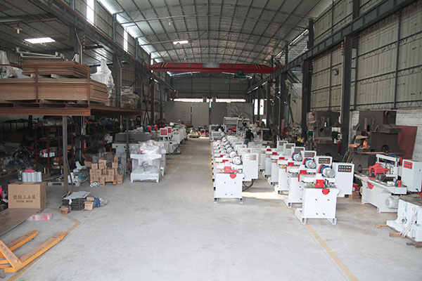 3377电子·(中国)网站木工机械有限公司车间内景